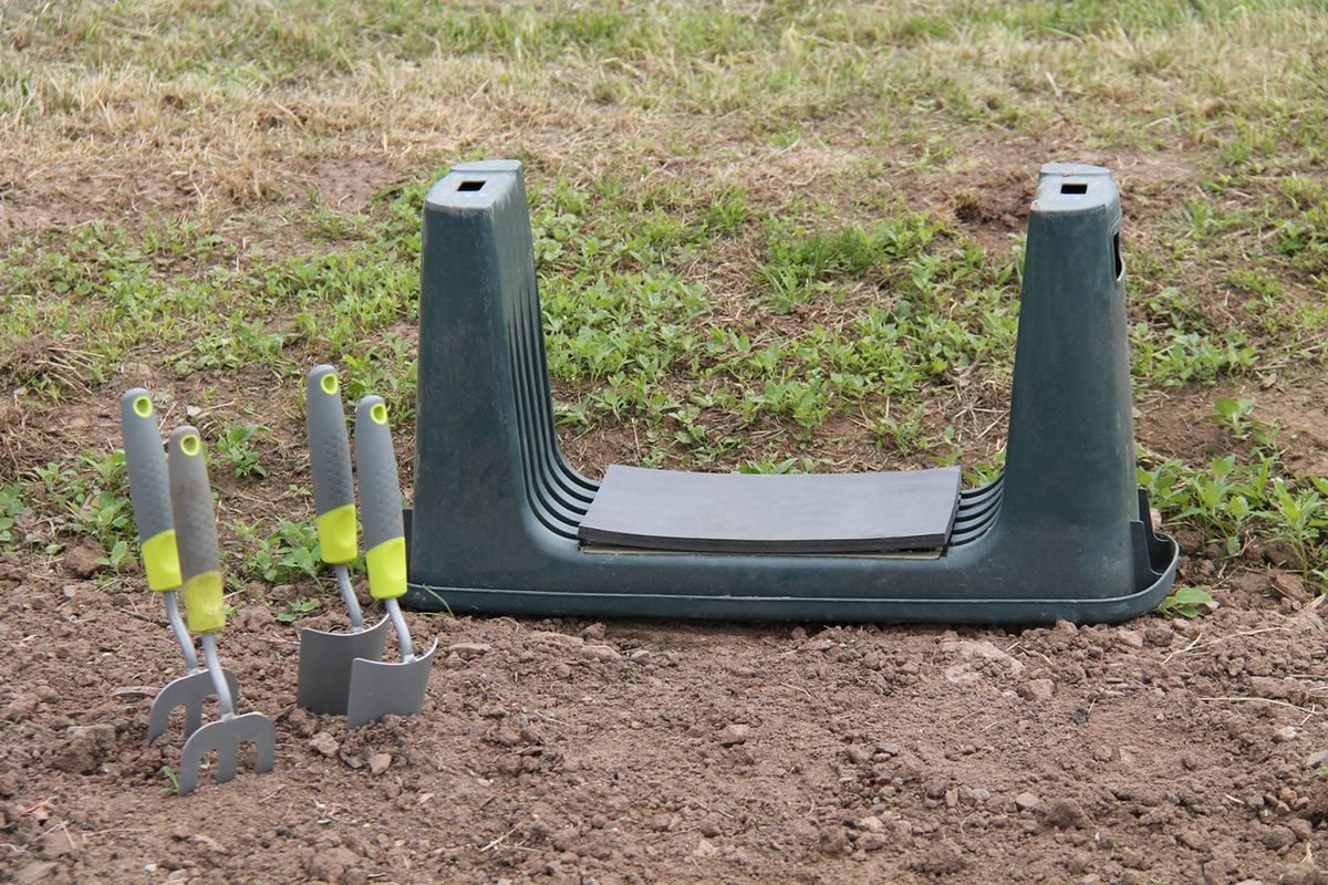 What Are Garden Kneelers How To Use A Garden Kneeler Gardening Know How