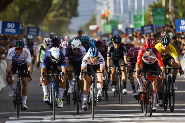 Volata a ranghi compatti anche al termine della seconda frazione della Vuelta a San Juan (foto SprintCyclingAgency)