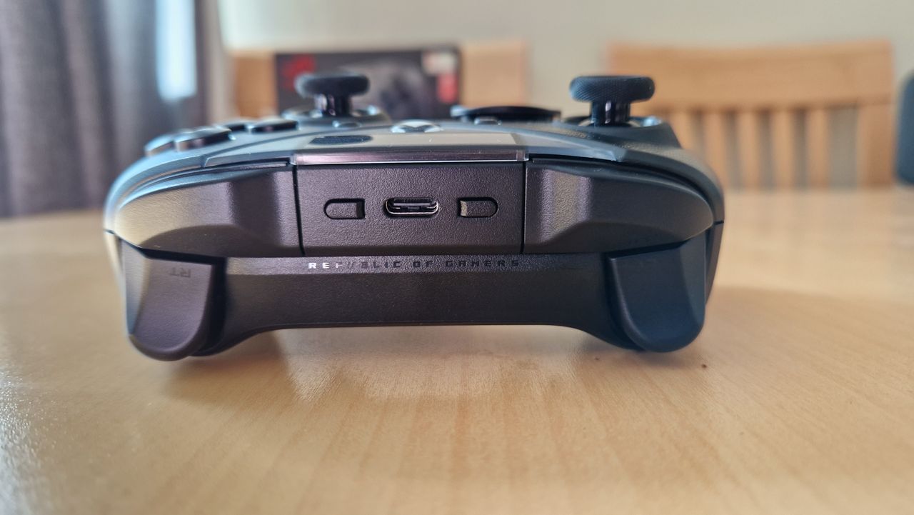 Asus ROG Raikiri Pro's OLED display control buttons