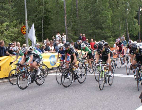 The women leaving the startgrid for a 120 km race