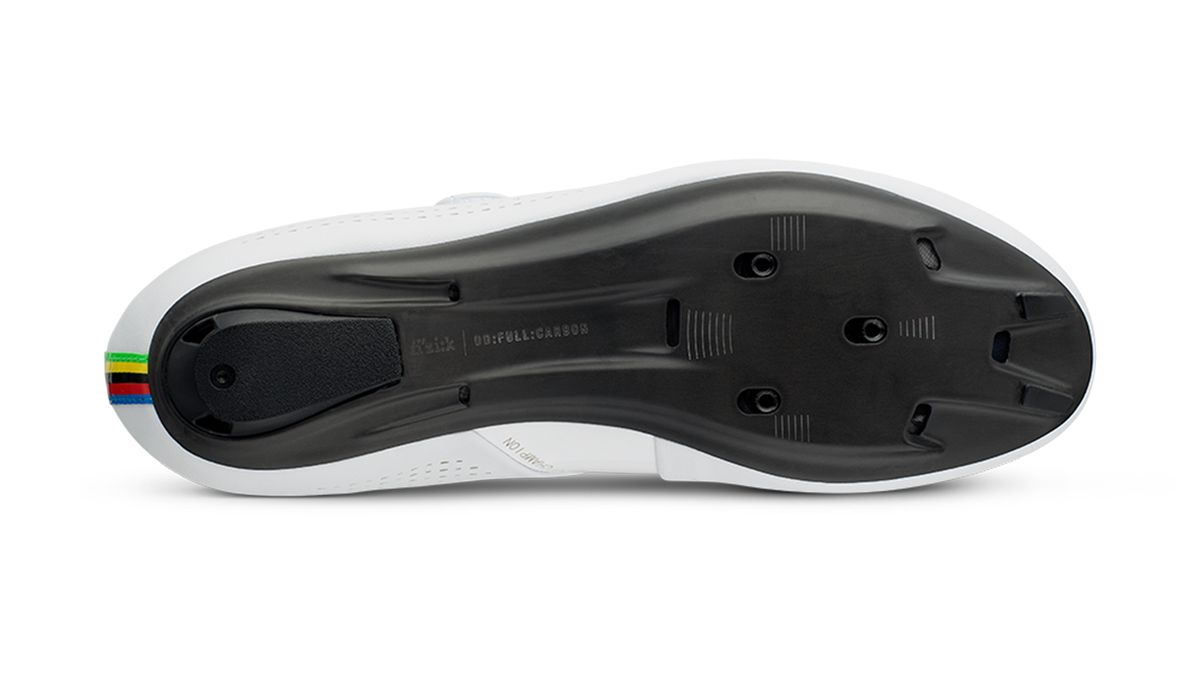 The Fizik Infinito R1 Iride shoes feature an all-black, carbon sole and replaceable heel pad