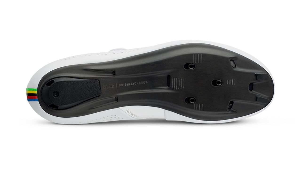 The Fizik Infinito R1 Iride shoes feature an all-black, carbon sole and replaceable heel pad