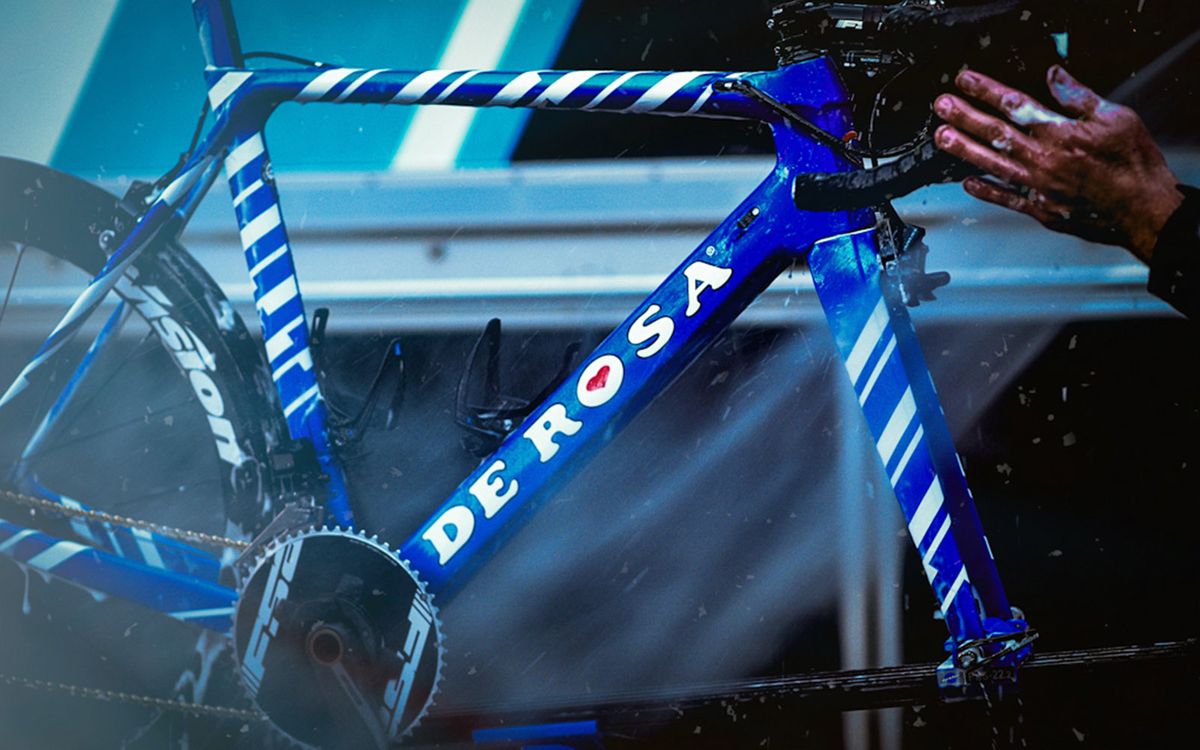 Roy Goldstein's Israeli national champion bike has a blue base colour with contrasting white flashes