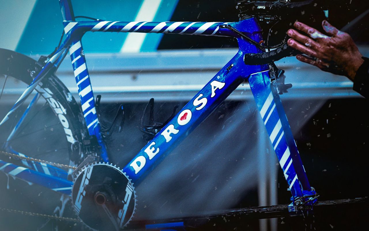 Roy Goldstein's Israeli national champion bike has a blue base colour with contrasting white flashes