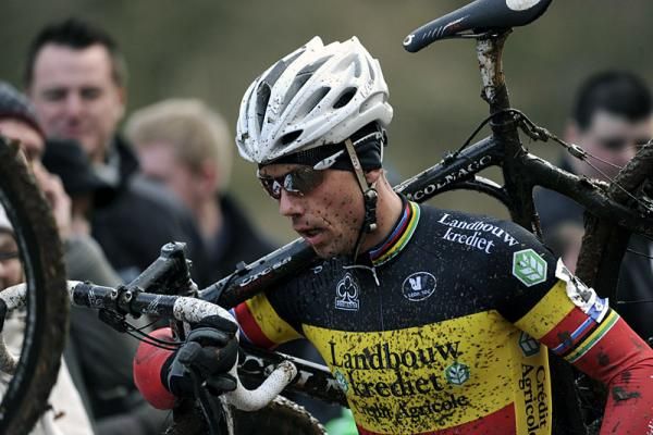 Belgian champion Sven Nys (Landbouwkrediet) shoulders his bike.