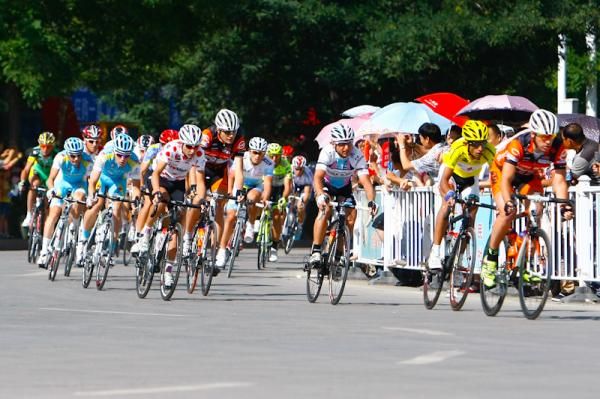 The riders took the first corner in the beginning of the race starts