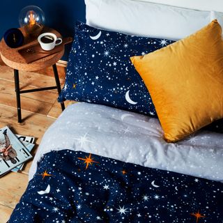 bedroom with star bedding