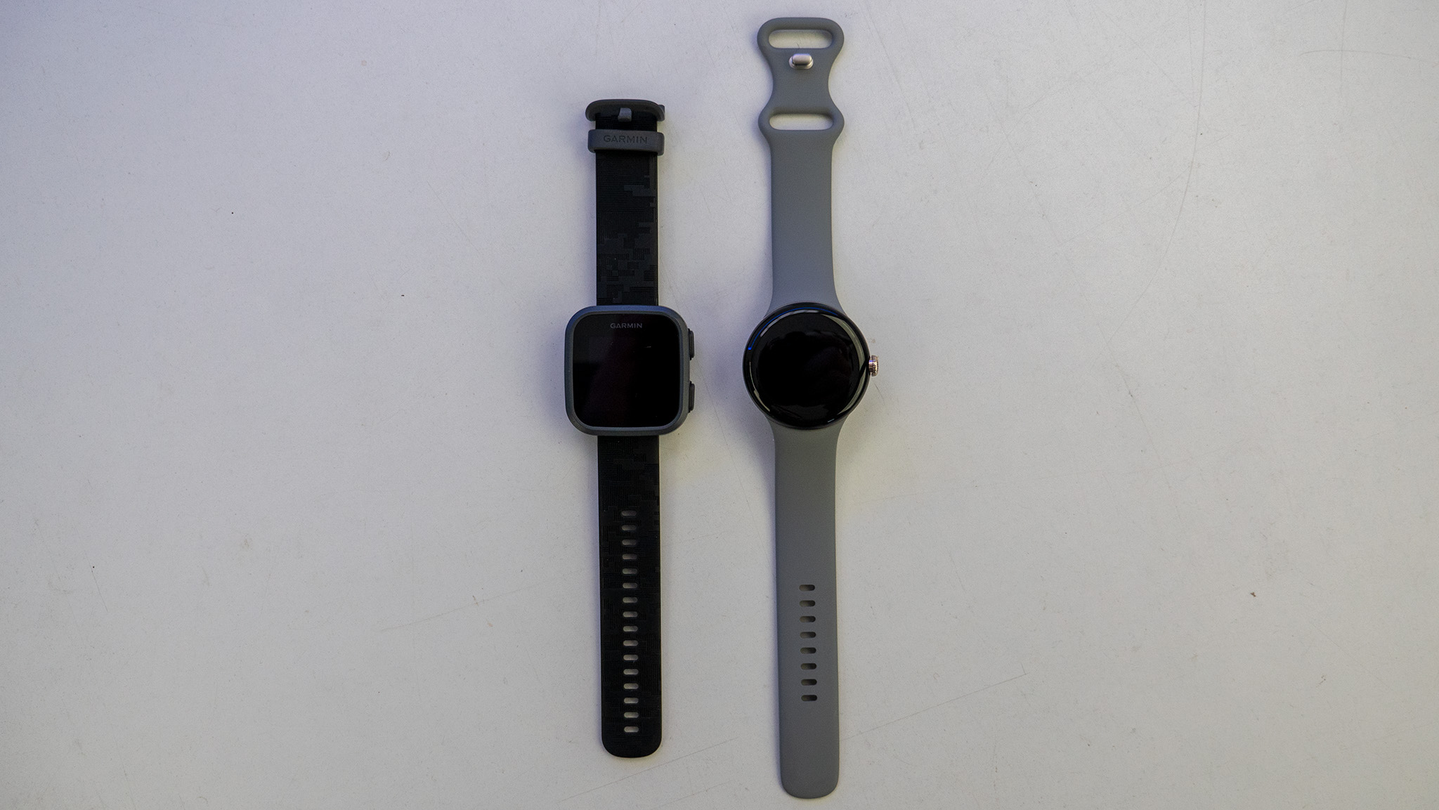 Garmin Bounce çocuk akıllı saati, boyut karşılaştırması için Pixel Watch ile karşılaştırıldığında