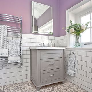 bathroom with mirror and snik cabinet