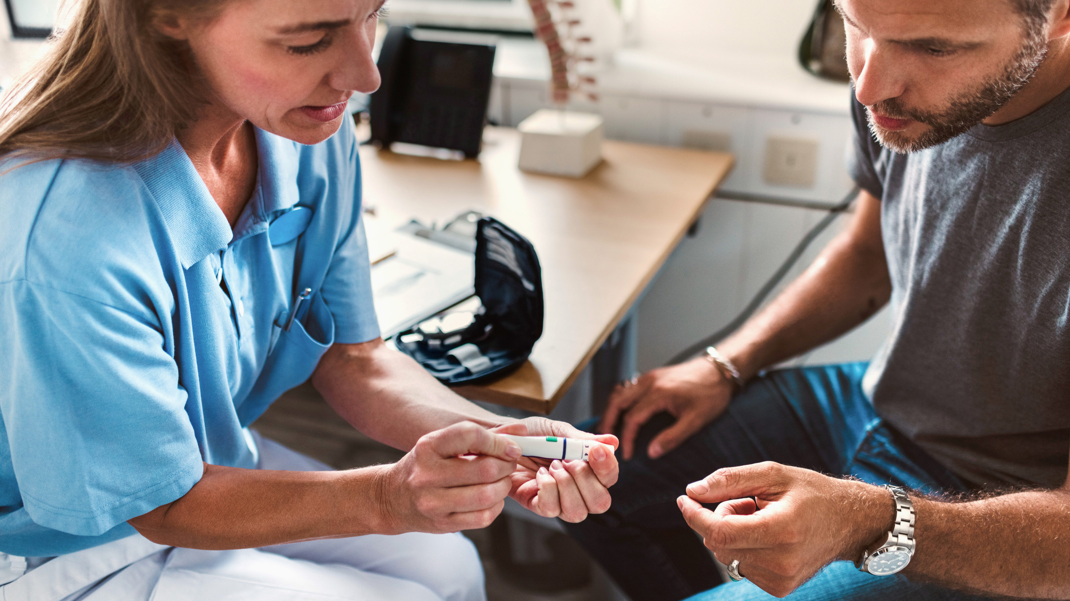 Best glucose meters: A diabetes educator shows a person how to use a glucometer