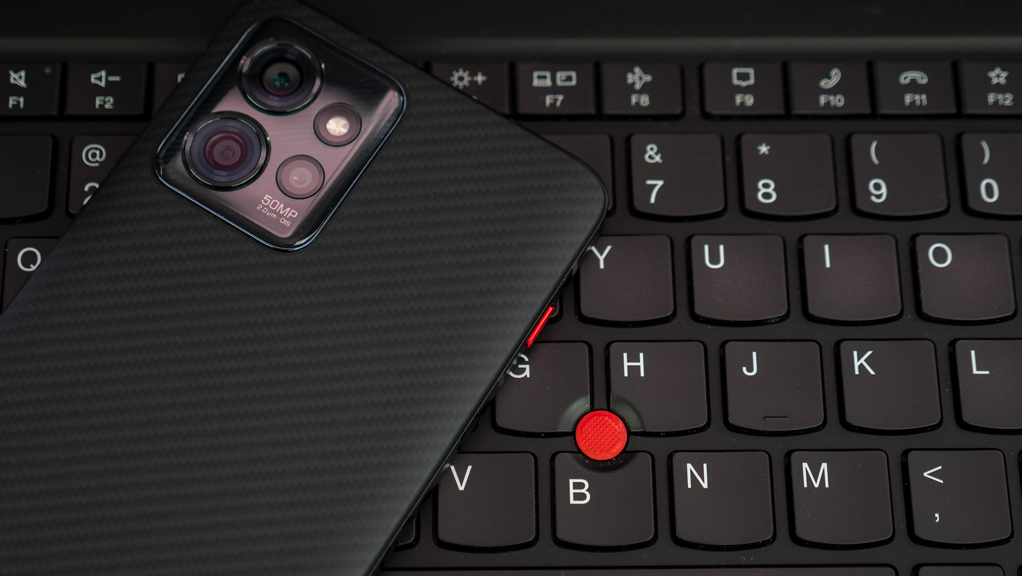 Raudonas klavišas „Motorola“ „ThinkPhone“ nešiojamojo kompiuterio „Lenovo ThinkPad Carbon X1“ klaviatūroje