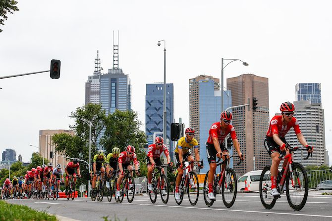 Race leader Jai Hindley&rsquo;s Sunweb squad keep him save during the final stage of the 2020 Herald Sun Tour in central Melbourne