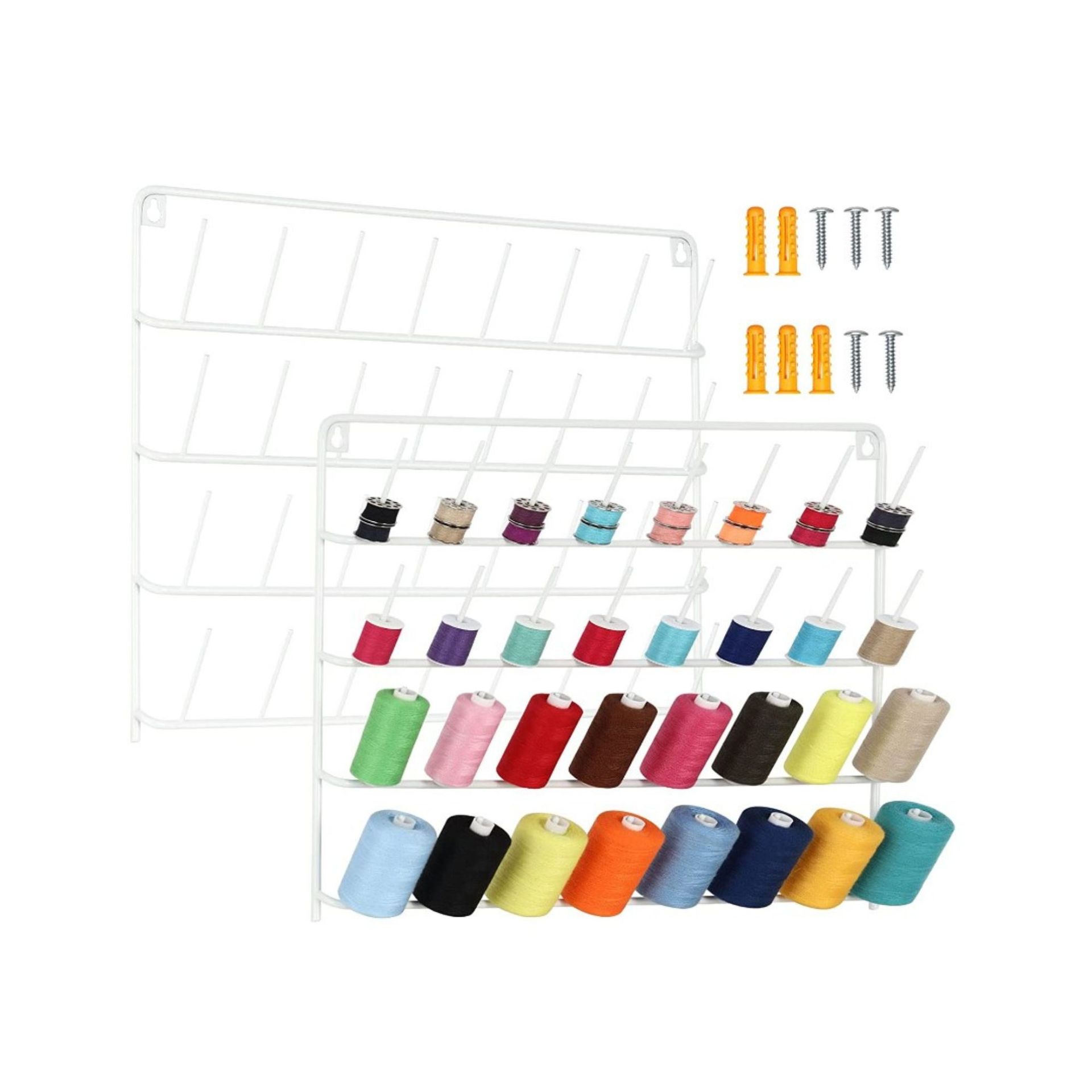 Tempat gelendong dengan gelendong warna-warni di atasnya