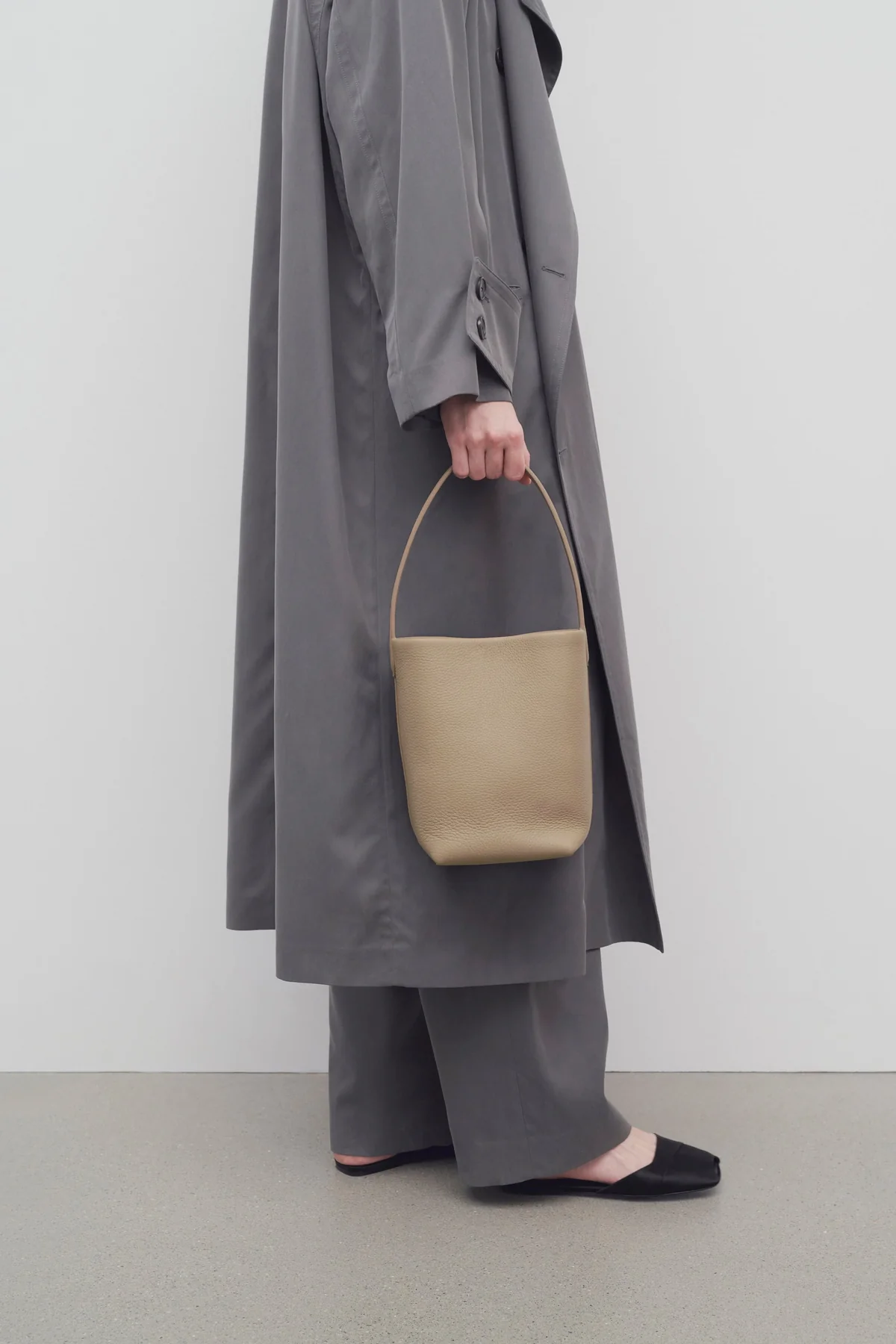 model wearing the row&#039;s N/S Park Tote