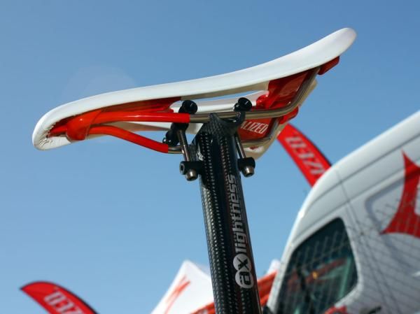 Burry Stander's (Specialized Factory Team) AX-Lightness seatpost incorporates a minimal head assembly.