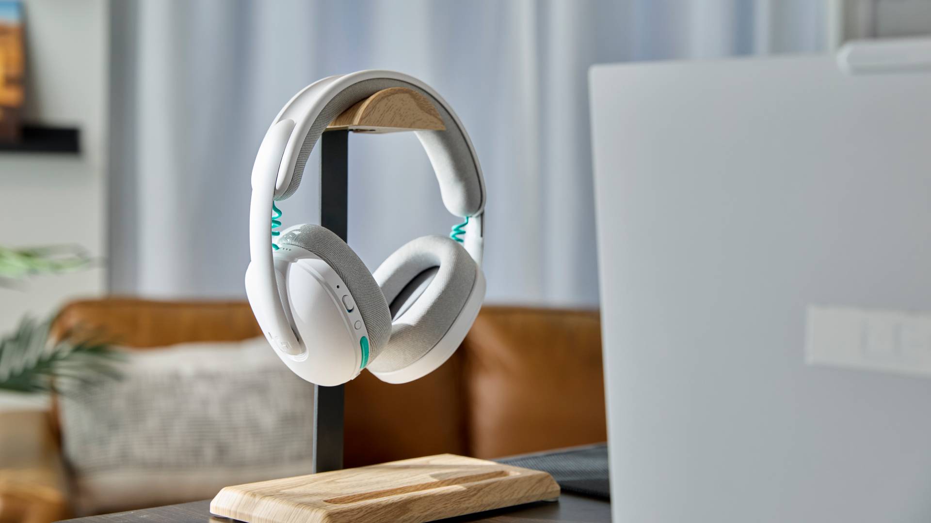 Image of the white Logitech G325 Lightspeed wireless gaming headset sitting at a desk.