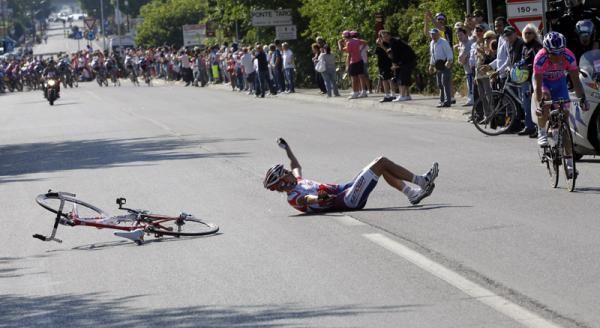 Eduard Vorganov (Katusha) crashing