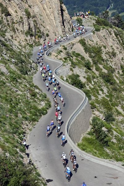 The peloton negotiates the technical descent off the Col du Noyer.