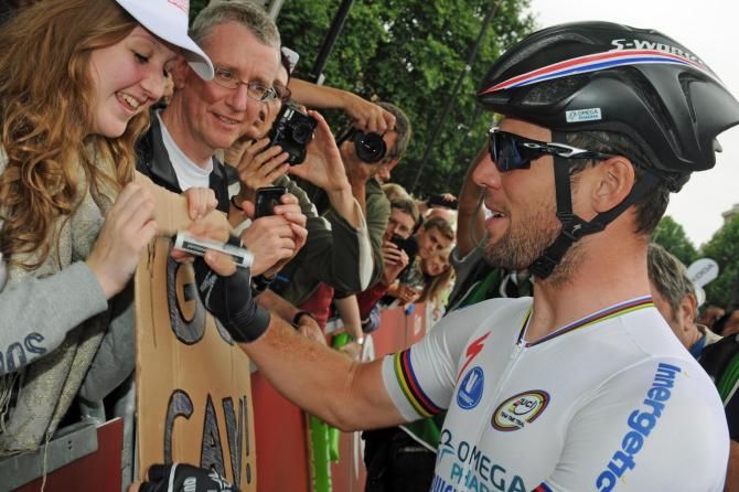 Mark Cavendish signs an autograph