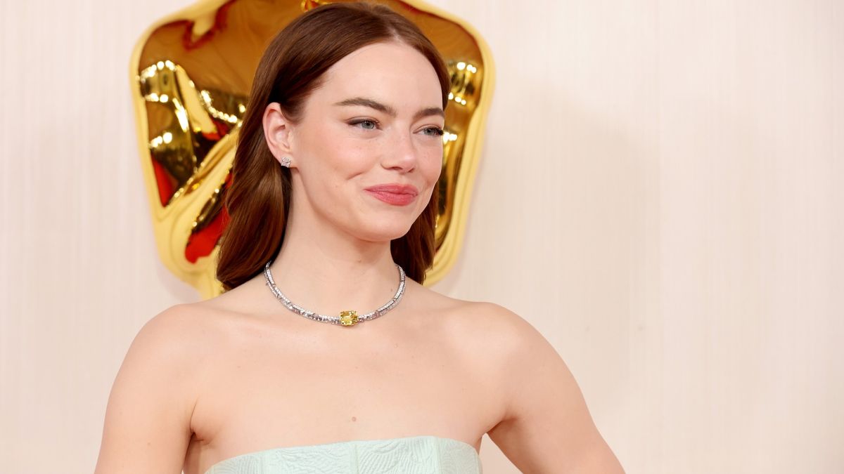 Emma Stone’s Oscars Glam Takes A 2024 Makeup Trend To The Next Level 