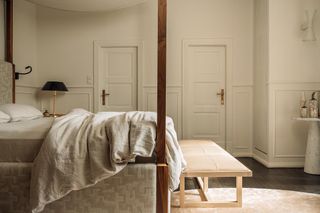 Ένα υπνοδωμάτιο με διπλό κρεβάτι και πουπουλένιο πάπλωμα