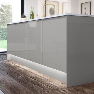 kitchen area with wooden floor and grey kitchen counter