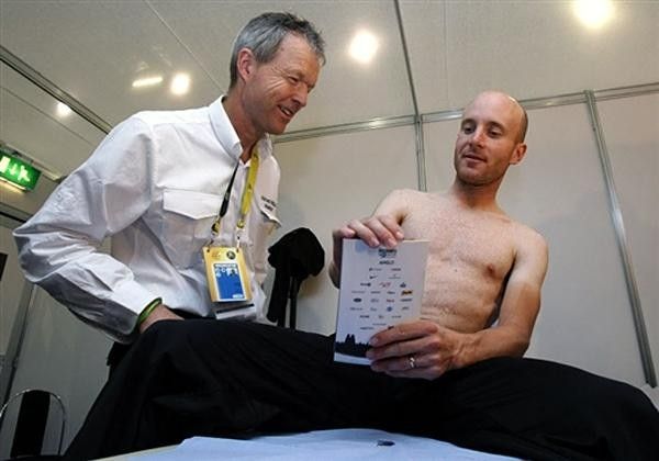 Levi Leipheimer (Discovery Channel) is relaxed about the medical procedure.