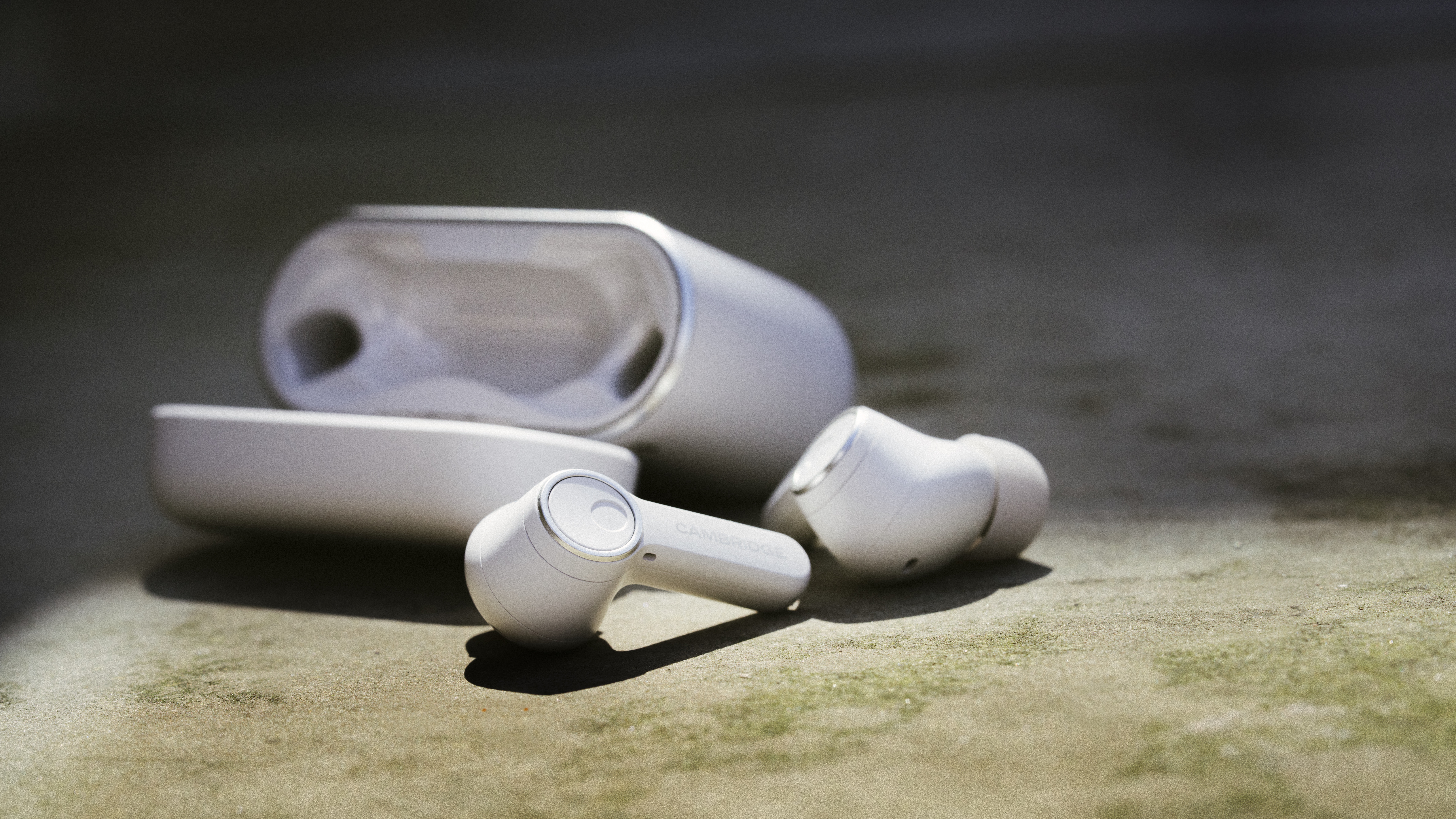Cambridge Audio Melomania A100 in white with the case