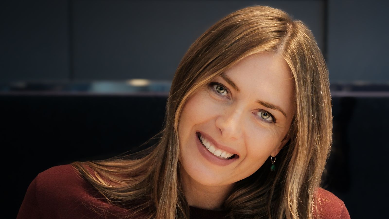 maria sharapova on a navy background for hastens