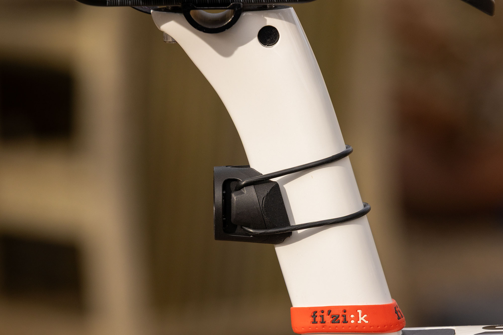 The Magene L508 has a simple mount, similar to vintage radars from Garmin