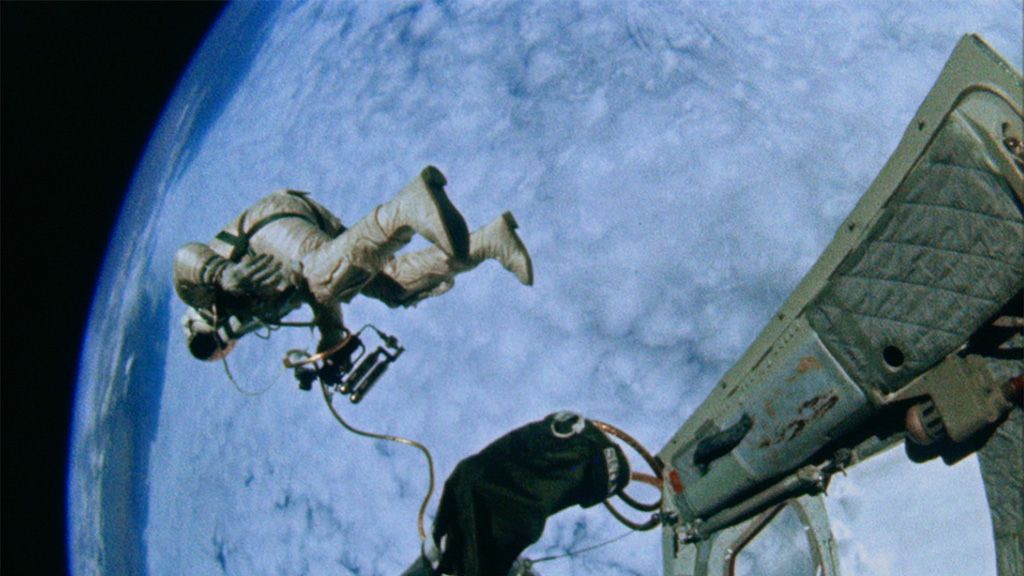 圖片:Ed White 的太空行走,1965 年 6 月 3 日(NASA),來自阿波羅 1 號:目的地月球(第 4 頻道)