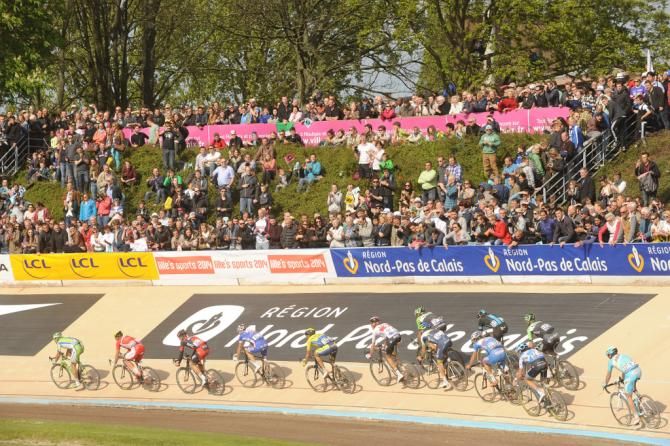 The peloton arrives in the velodrome