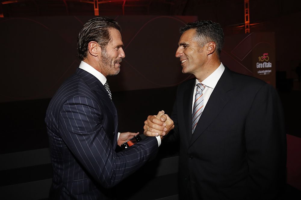 Mario Cipollini and Miguel Indurain shake hands at the 2017 Giro d'Italia presentation