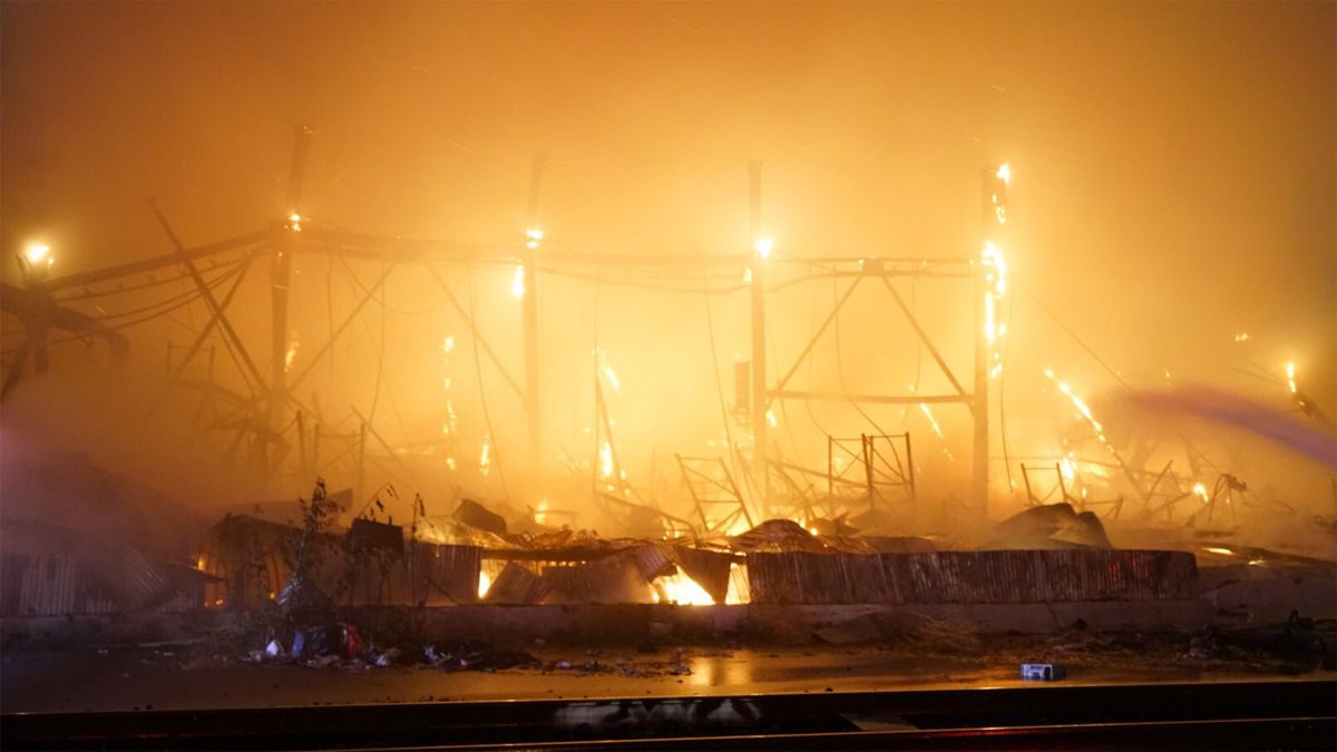 Boutique Amps Distribution&#039;s Huntington Park, California warehouse on fire