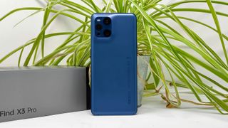 La parte trasera del Oppo Find X3 Pro en azul.