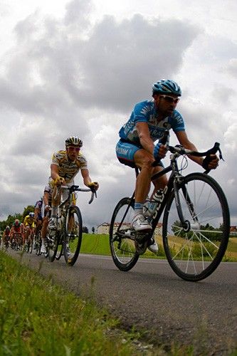 Peter "Paco" Wrolich (Team Milram) and Bernhard Eisel (Team Columbia - High Road) leading the peloton.