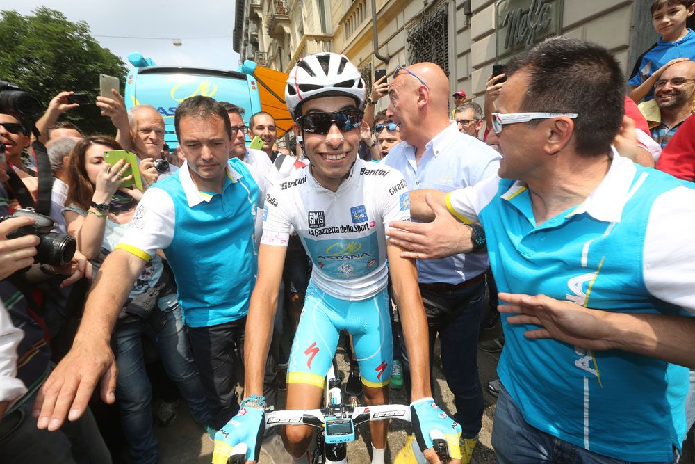 Fabio Aru gets to the start
