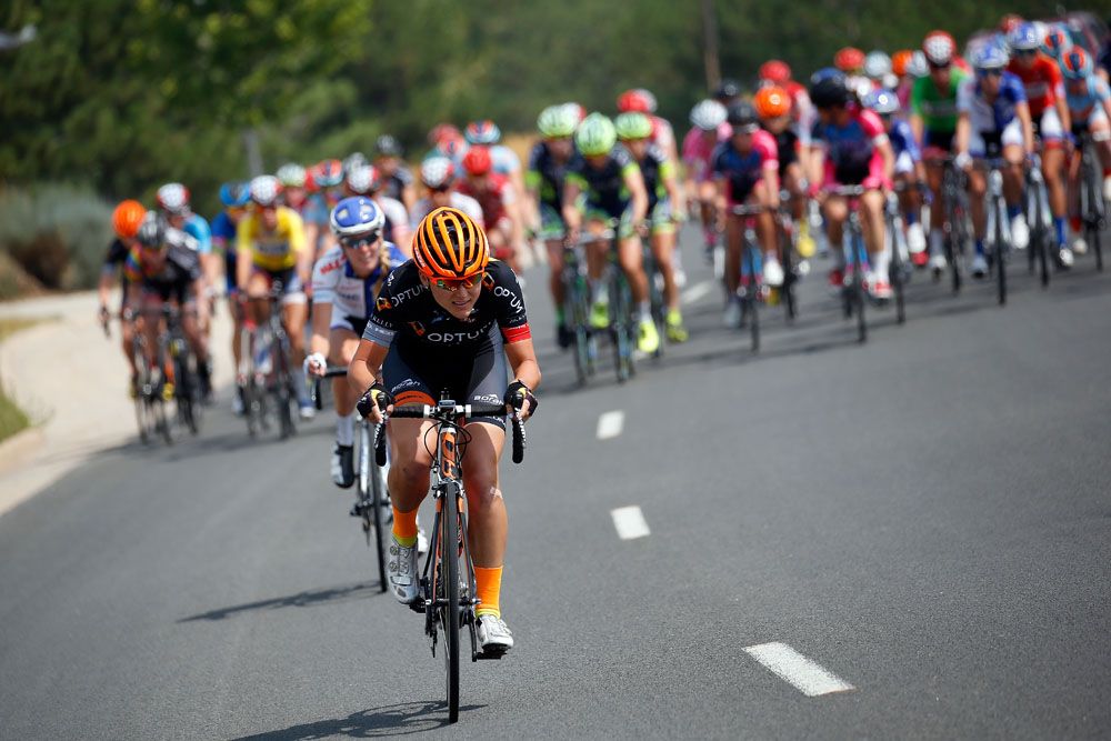 Lex Albrecht (Optum) stretched her legs attacking the field