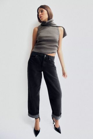 model wearing zara straight leg jeans