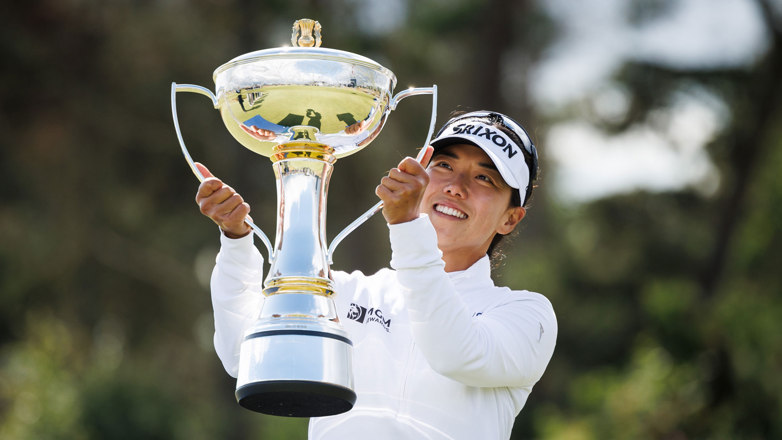 Jenny Shin lifts the ISPS Handa Women's Scottish Open trophy in 2026