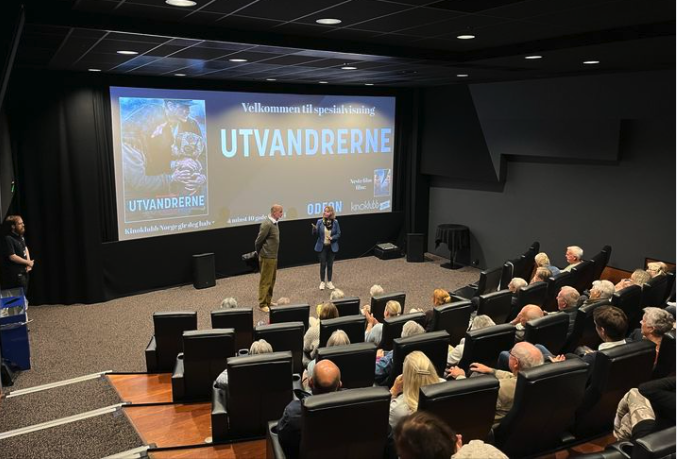 Kinoklubben og regisør Erik Poppe før en visning av «Utvandrerne»