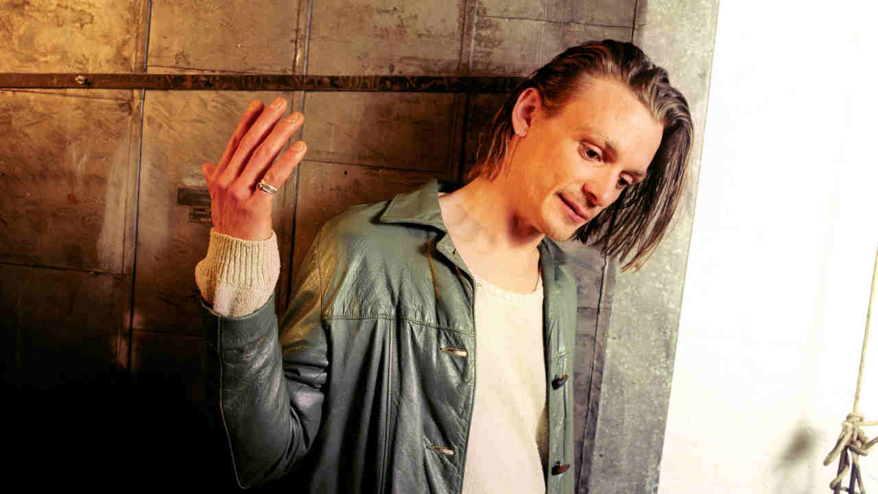 Chris Whitley posing for a photograph in 1995