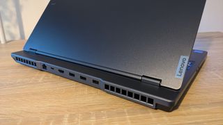 Gaminglaptopen Lenovo Legion 5i (2022) står på ett skrivbord av trä, med baksidan av laptopen vänd mot kameran.