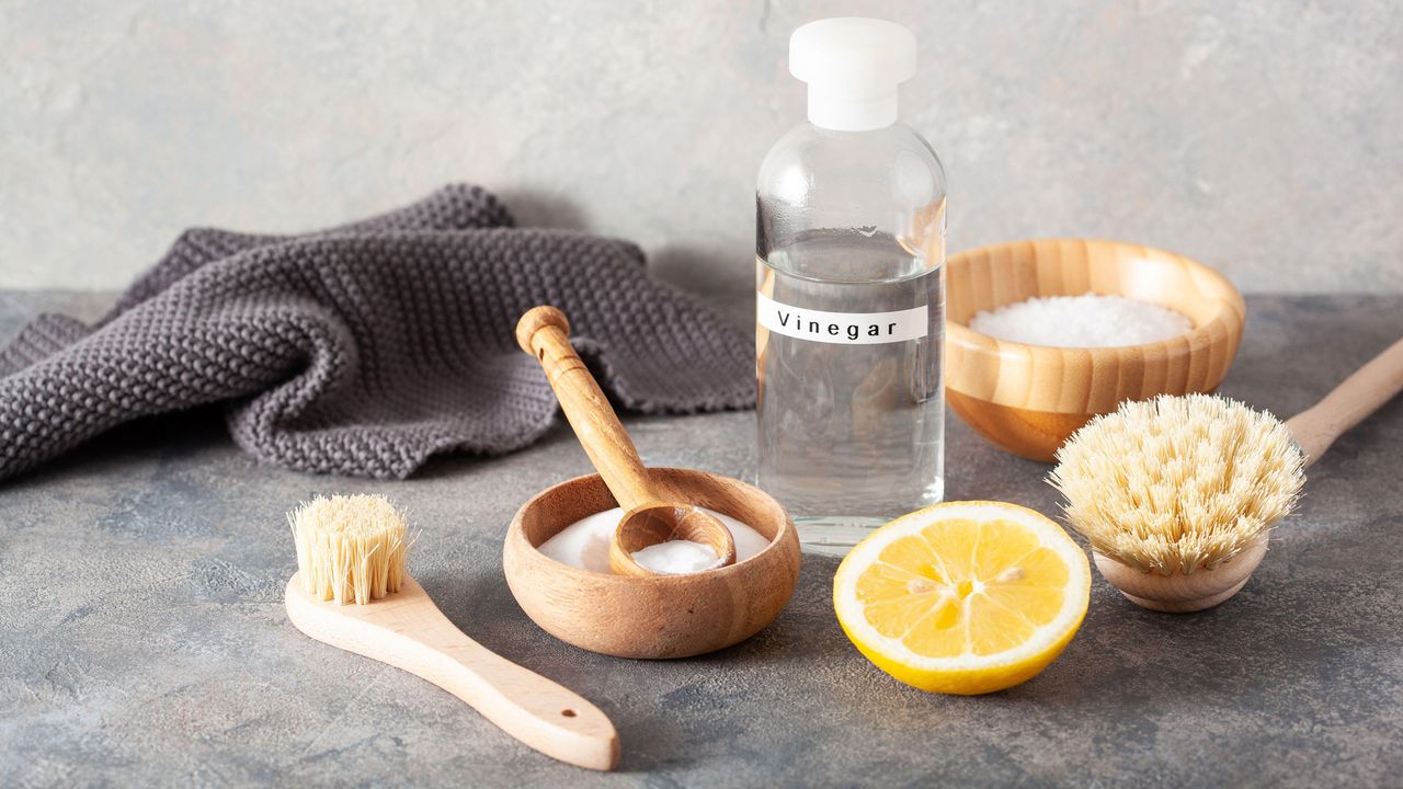 baking soda, lemon and vinegar cleaning