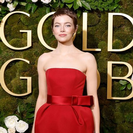 Emma Stone wears a dark red dress to the 2025 Golden Globes.