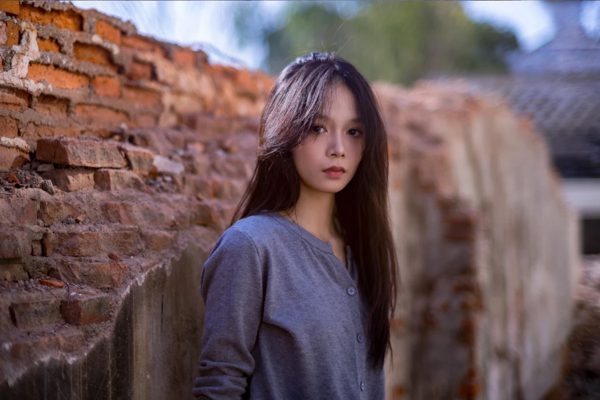 Person stood in front of wall captured with Lailens 50mm f/1.1