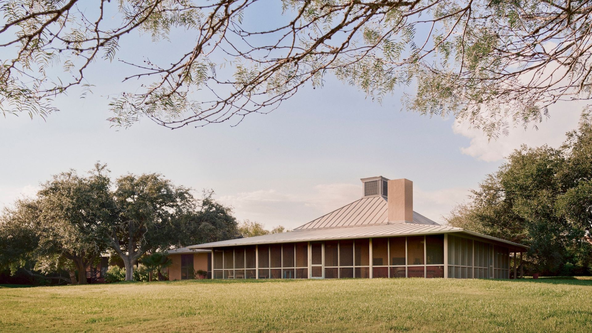 Step inside a breezy Texas ranch house designed by Lake Flato in 1985