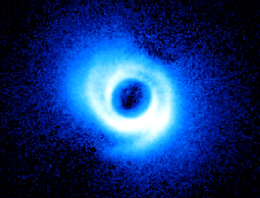 Fotografía de un disco protoplanetario alrededor de una estrella joven, que muestra una espiral de color blanco azulado contra la negrura del espacio.
