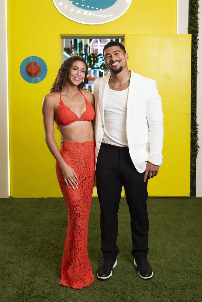 Beatriz Hatz and Sean Reifel couple up in the 'Love Island USA' season 8 premiere.