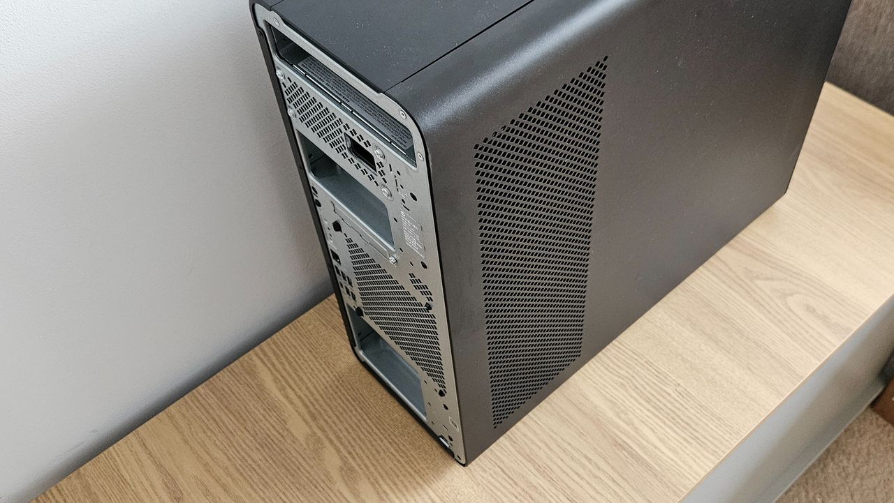 The HP Z4 G6i Workstation on a desk